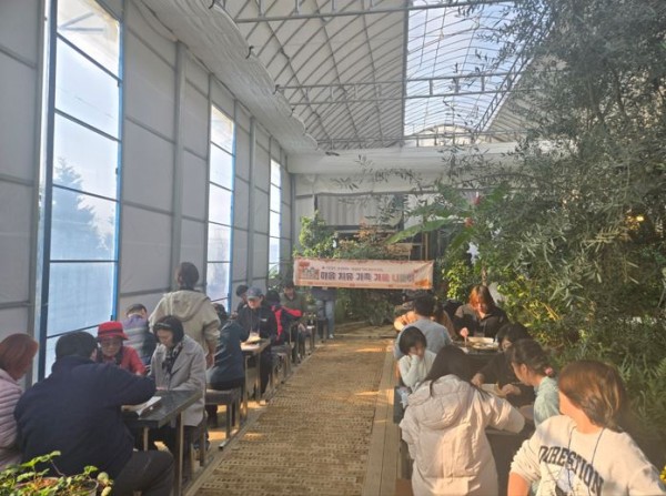 한 장소에 모여서 다같이 피자만들기활동을 하고 있는 모습