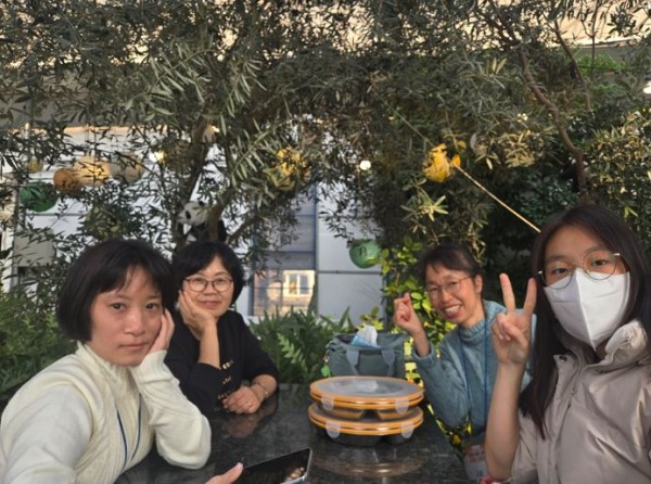 피자만들기를 하기전에 같이 사진을 찍고있는 참여자들의 모습