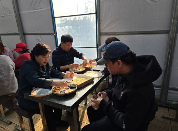 피자만들기를 함께하고있는 나들이 참여자들의 모습