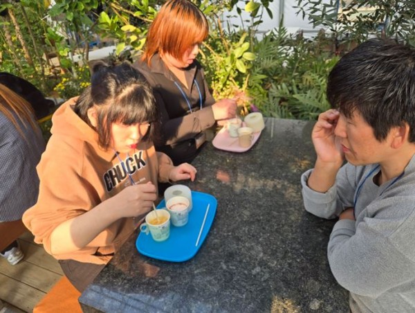 호박비누만들기를 하고 있는 참여자의 모습