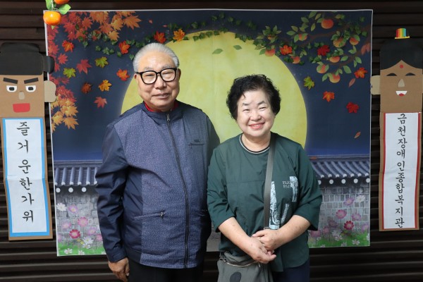 포토존에서 사진찍는 이용인들