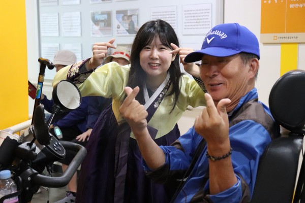 담당자와 함께 손하트 하는 이용인들