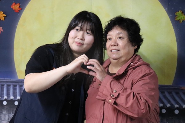 담당자와 이용인이 함께 손하트하면서 사진찍는 모습
