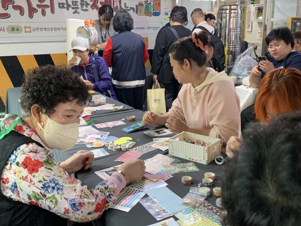 포토존에서 찍은 사진 꾸미는 이용인들