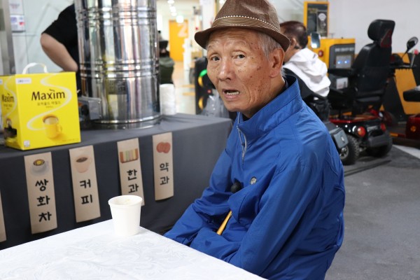 전통찻집에서 음료 기다리는 이용인