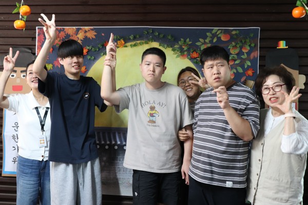 포토존에서 담당자와 함께 사진찍는 이용인들