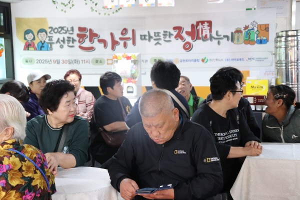복지관 2층에서 이벤트에 참여하는 이용인들