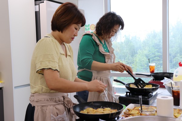 전 부치는 나눔이웃 봉사단 어머님들3