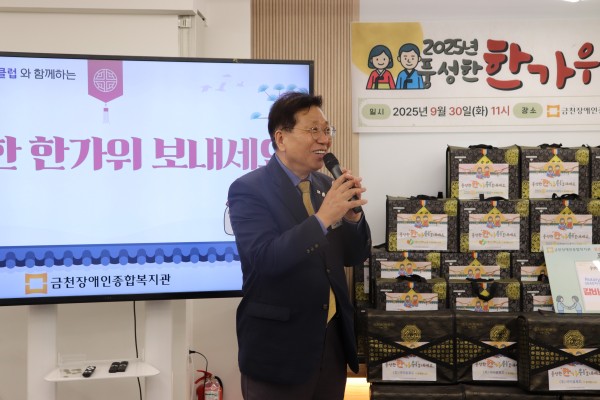 인사말씀 중인 이인식 구의장님
