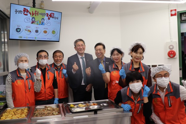 나눔봉사 하기전 단체로 모인 로타리클럽