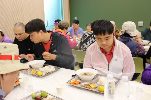 식사중인 이용인들