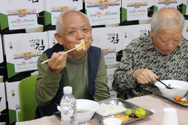 전들고 웃고있는 이용인
