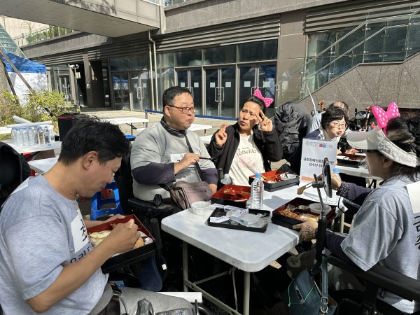 밥을 맛있게 먹고 있는 모습