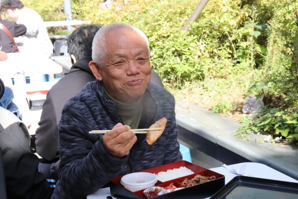 반찬을 들고 환하게 웃고 있는 모습