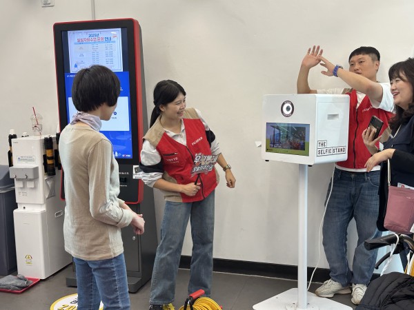 포토부스에서 사진을 촬영하고 있는 모습
