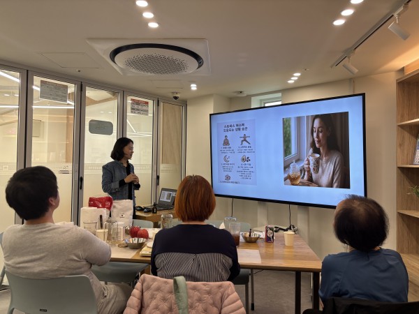 허브티들에 대한 설명을 열심히 듣고 있는 보호자 분들의 모습