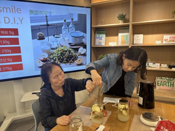보호자가 허브티를 만드는 과정이 담긴 사진