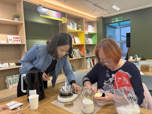 보호자가 허브티를 직접 만들고 있는 모습의 사진