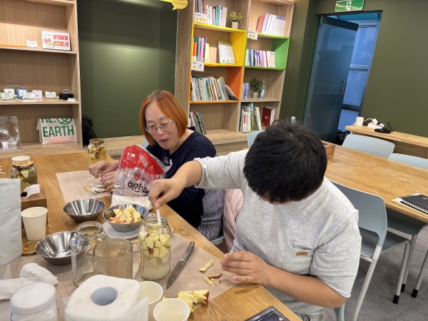 허브티를 만들기 위해 계량을 하고 있는 모습의 사진