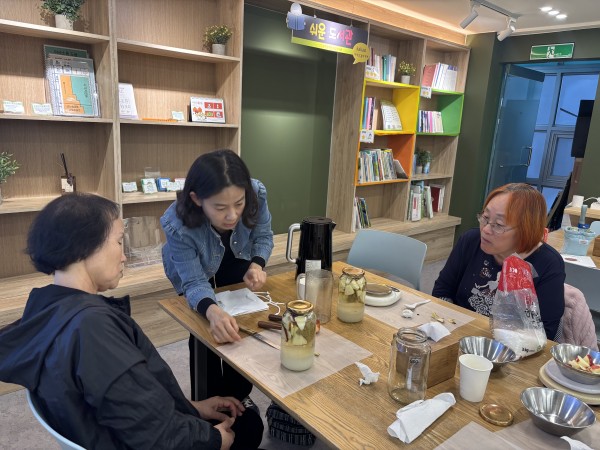 보호자 분들이 다같이 만드는 활동을 통해 친해지고 있는 모습의 사진