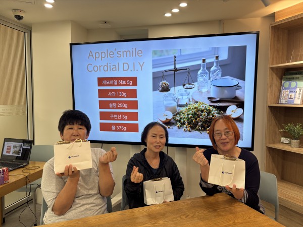 허브티를 다 만들고 다같이 모여서 기념사진을 촬영한 모습의 사진