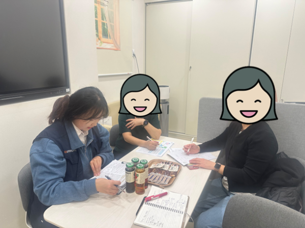 치료사와 보호자 함께 평가결과를 듣고 이야기하고 있는 모습