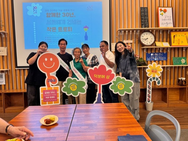 숲 속을 걸어요 단체 사진