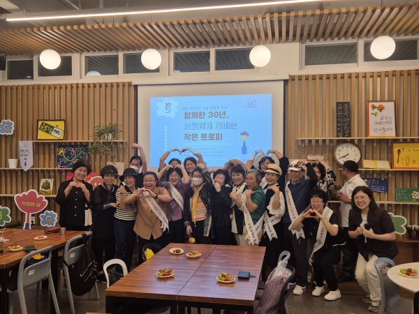 칭찬 트로피 워크숍 참여자와 단체 사진