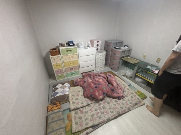 1차 청소 후 도배장판까지 한 당사자의 방 사진