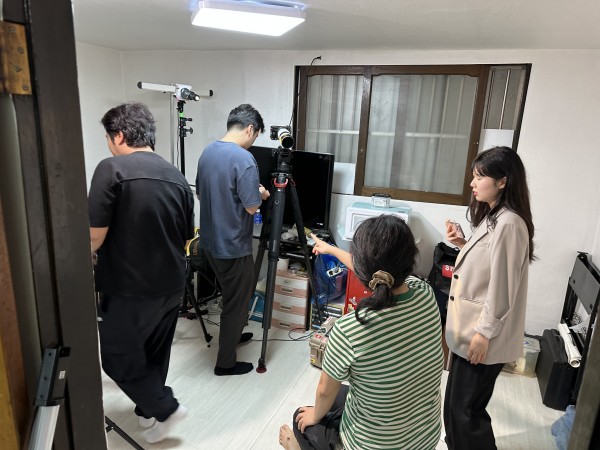 인터뷰에 참여하고 있는 당사자 모습이 담긴 사진