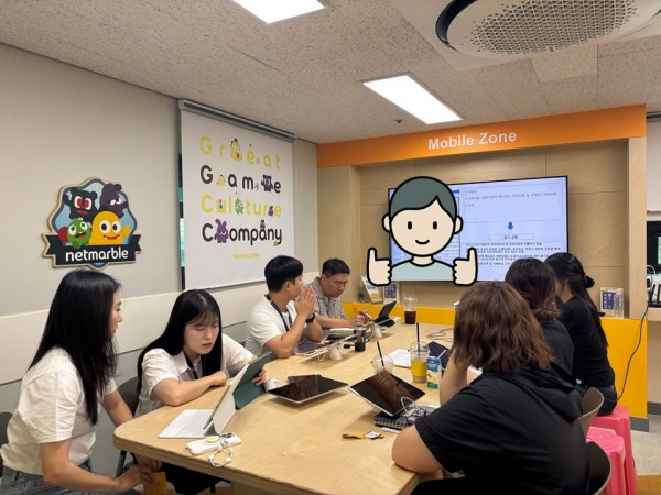 매월 정기적으로 회의를 진행하고 있는 모습의 사진