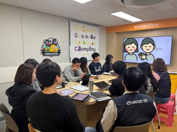 사례관리 모니터링 대상자 개입과정을 공유하고 있는 모습의 사진