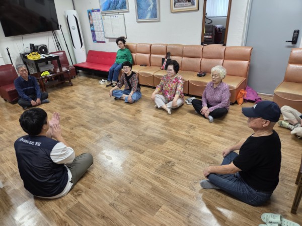 이용인분들과 도란도란 이야기를 나누는 특수체육선생님