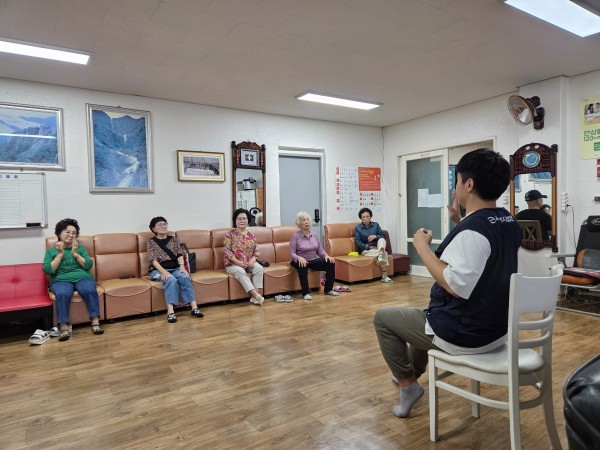 이용인들의 기능수준에 맞는 운동을 알려드리고 있답니다