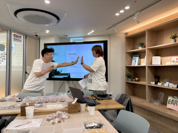 본인의 강점발표 후 강사의 칭찬을 받고 있는 모습