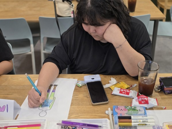 나를 표현하는 색깔 고민하는 모습