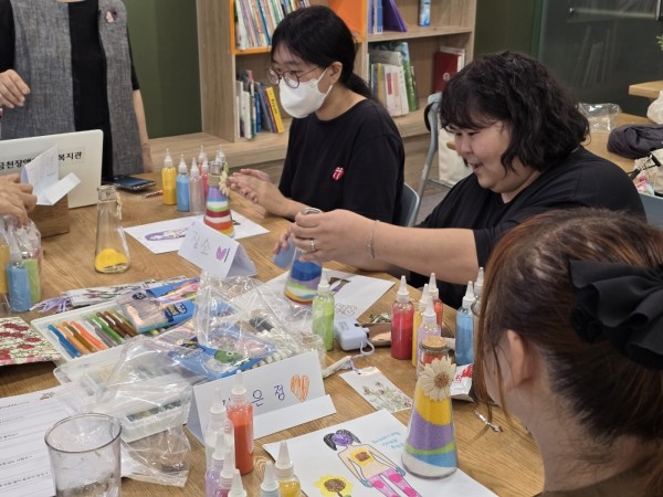 색모래 색깔 고르는 모습