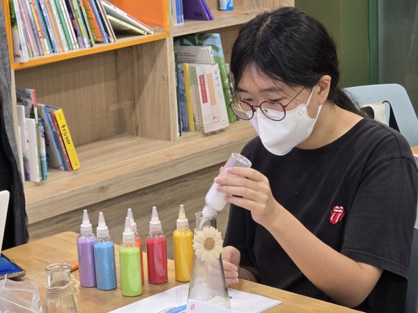 모형안에 색모래 넣는 모습