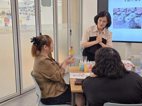 내가만든 색모래로 감정 표현 발표하는 모습