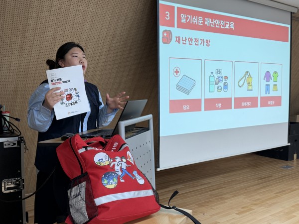 재난안전가방에 대해 교육하는 사회복지사