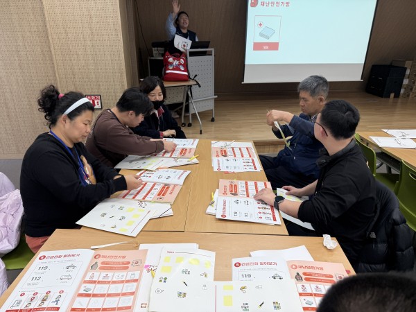 스티커북 활동을 하는 이용인들