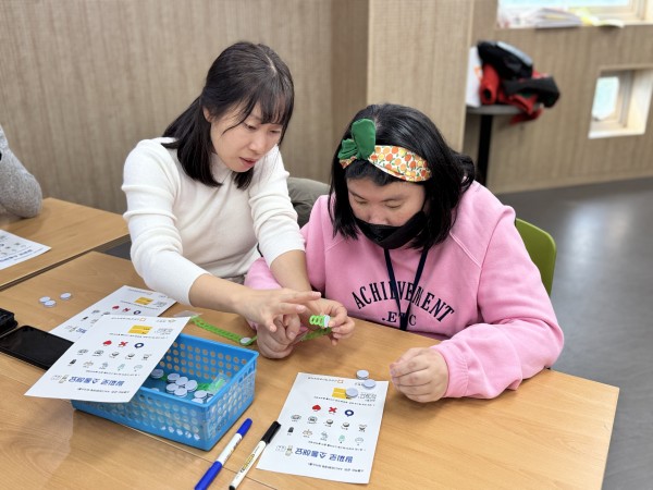 천천히 팔찌만들기를 하는 모습