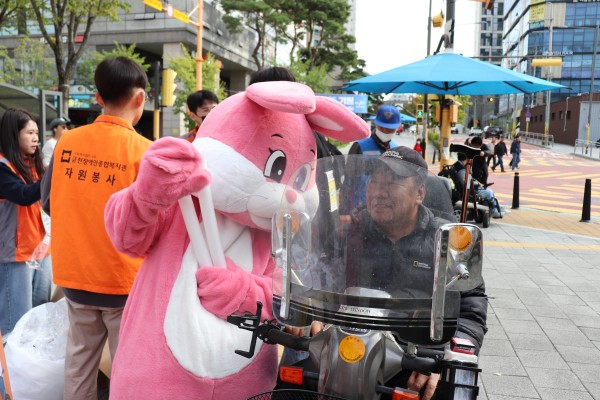 인형탈과 함께 사진찍는모습