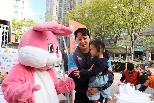 아이와 토끼인형이 사진찍는모습