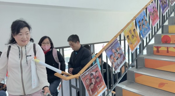 포스터가 붙어있는 계단을 가는모습