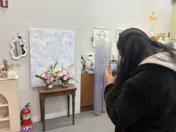 완성된 꽃을 사진찍는 모습