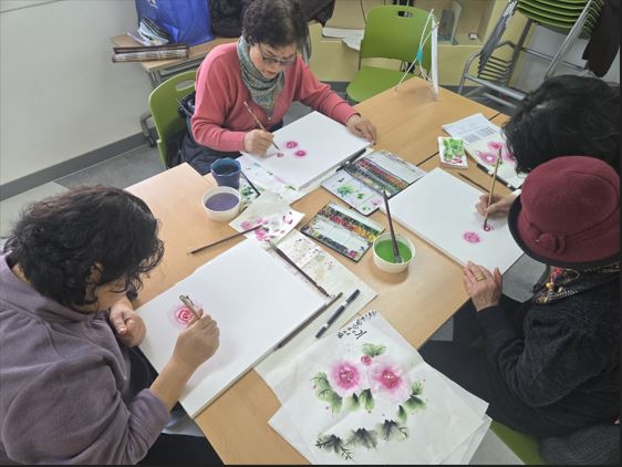 11월 캘리그라피 활동인 수채 그리기를 하고 있는 참여자들의 모습