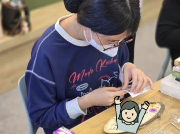 이름 문패 꾸미는 모습