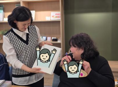 이름 삼행시를 이야기하며 행복해하는 표정의 모습