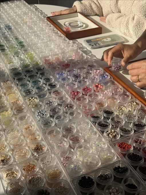 비즈와 원석들이 가득했던 공방